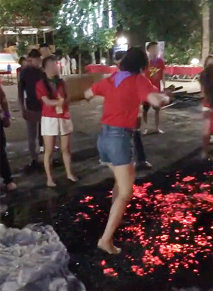Cộng đồng mạng xôn xao với cảnh tượng đám đông hò reo giục cô gái đi trên đống than đỏ rực, kết quả khiến ai cũng bất ngờ lẫn tranh cãi-2