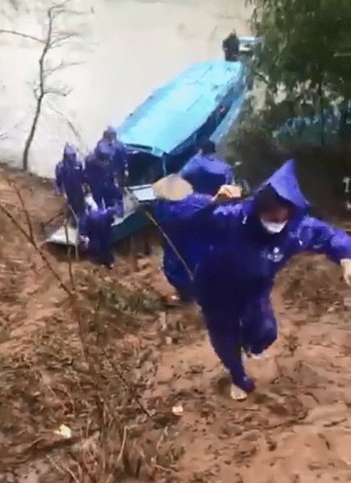 Thủy Tiên - Công Vinh đội mưa lớn đi trao tiền cho người dân miền Trung, tiếp tục nhắc lại câu nói gây xúc động-2