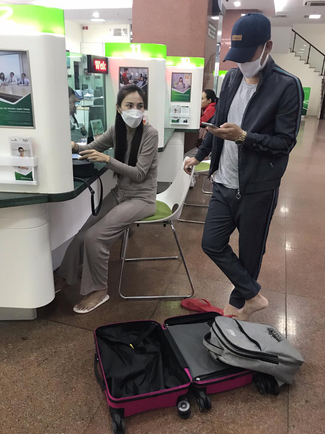 Thủy Tiên - Công Vinh đội mưa lớn đi trao tiền cho người dân miền Trung, tiếp tục nhắc lại câu nói gây xúc động-1