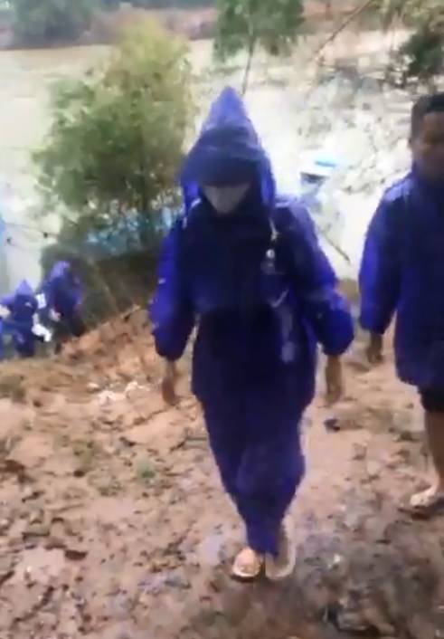 Thủy Tiên - Công Vinh đội mưa lớn đi trao tiền cho người dân miền Trung, tiếp tục nhắc lại câu nói gây xúc động-3