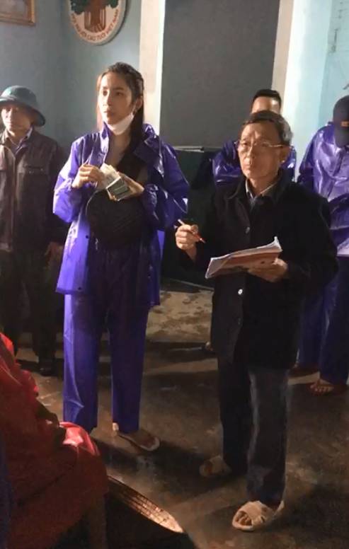 Thủy Tiên - Công Vinh đội mưa lớn đi trao tiền cho người dân miền Trung, tiếp tục nhắc lại câu nói gây xúc động-6