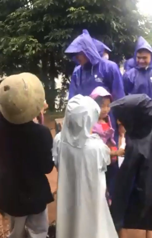 Thủy Tiên - Công Vinh đội mưa lớn đi trao tiền cho người dân miền Trung, tiếp tục nhắc lại câu nói gây xúc động-4