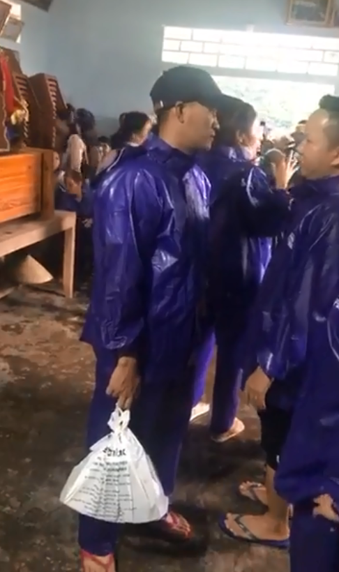 Thủy Tiên - Công Vinh đội mưa lớn đi trao tiền cho người dân miền Trung, tiếp tục nhắc lại câu nói gây xúc động-5