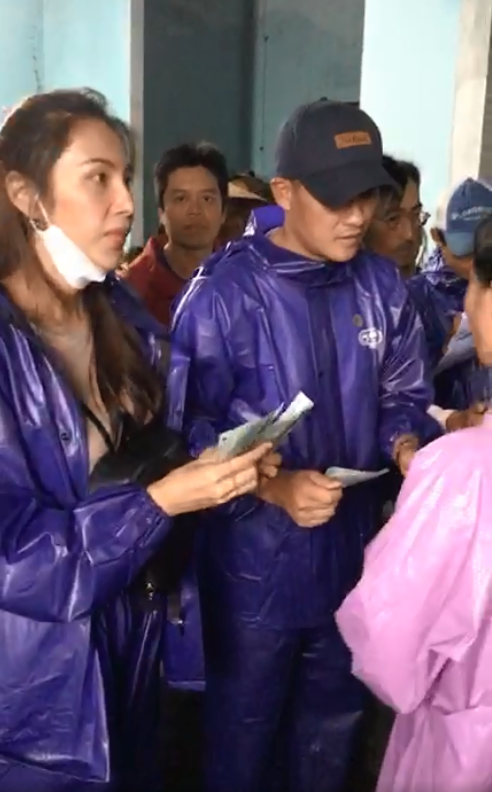 Thủy Tiên - Công Vinh đội mưa lớn đi trao tiền cho người dân miền Trung, tiếp tục nhắc lại câu nói gây xúc động-7