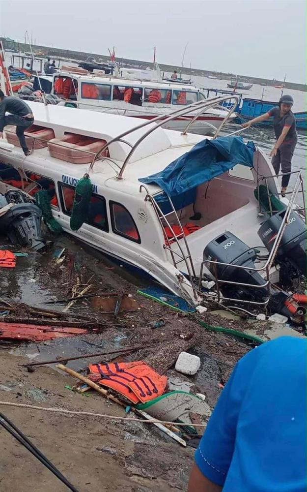 Bão số 9 sầm sập đổ bộ đất liền: Gió giật kinh hoàng làm tốc mái nhiều trường học và nhà dân, 2 người chết, nhiều người bị thương-4