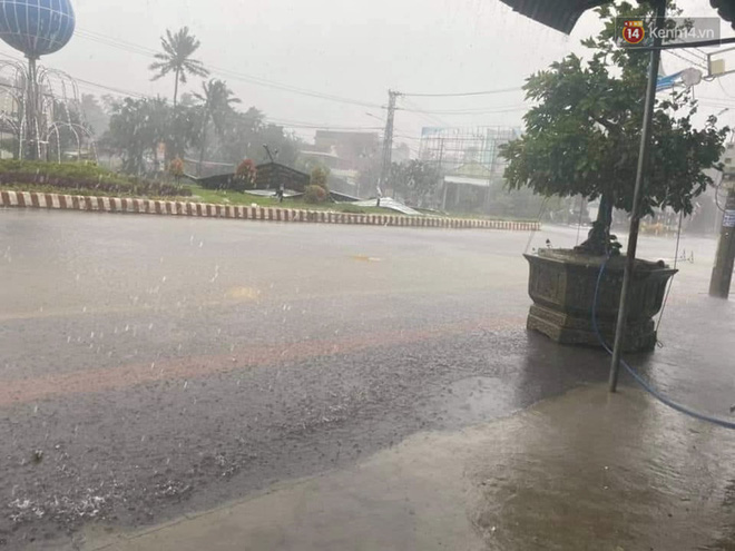 Bão số 9 sầm sập đổ bộ đất liền: Gió giật kinh hoàng làm tốc mái nhiều trường học và nhà dân, 2 người chết, nhiều người bị thương-11