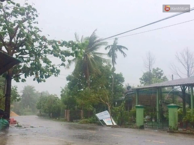 Bão số 9 sầm sập đổ bộ đất liền: Gió giật kinh hoàng làm tốc mái nhiều trường học và nhà dân, 2 người chết, nhiều người bị thương-12