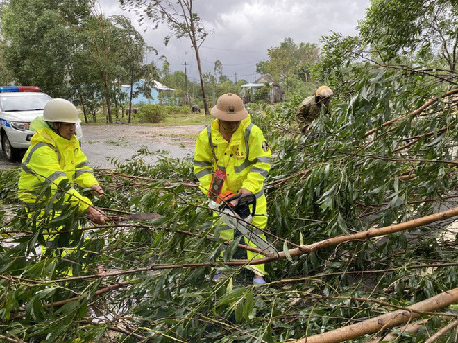 Bão số 9 sầm sập đổ bộ đất liền: Gió giật kinh hoàng làm tốc mái nhiều trường học và nhà dân, 2 người chết, nhiều người bị thương-16