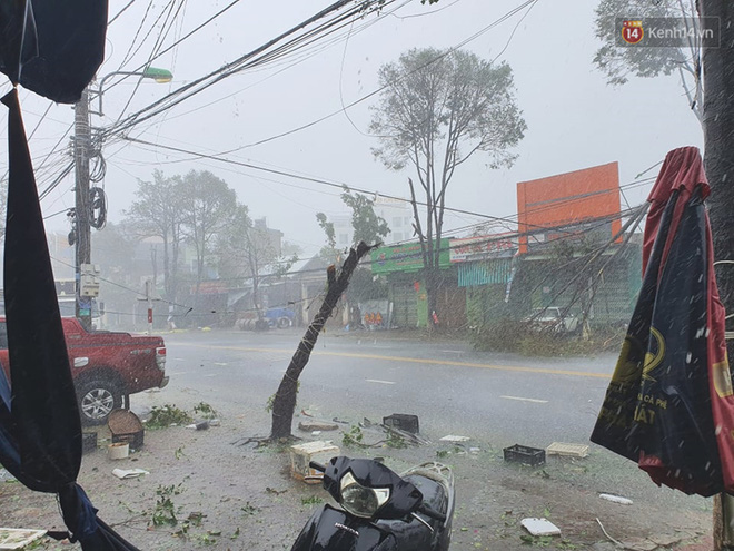 Bão số 9 sầm sập đổ bộ đất liền: Gió giật kinh hoàng làm tốc mái nhiều trường học và nhà dân, 2 người chết, nhiều người bị thương-1