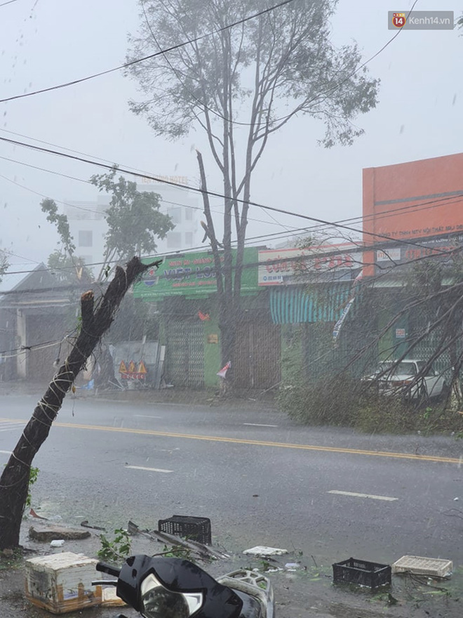 Bão số 9 sầm sập đổ bộ đất liền: Gió giật kinh hoàng làm tốc mái nhiều trường học và nhà dân, 2 người chết, nhiều người bị thương-2