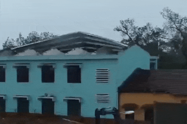 CLIP: Kinh hoàng lũ cuốn trôi cầu, 1.500 hộ dân bị cô lập-3