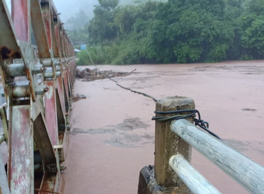 CLIP: Kinh hoàng lũ cuốn trôi cầu, 1.500 hộ dân bị cô lập-2