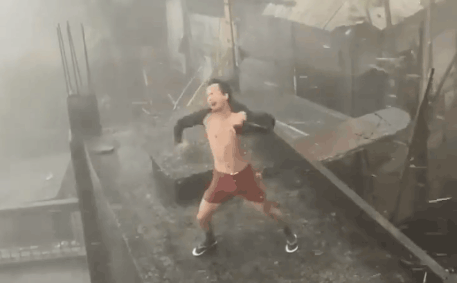 CLIP: Người đàn ông phanh áo, đứng gào thét biểu diễn trong gió bão số 9-1