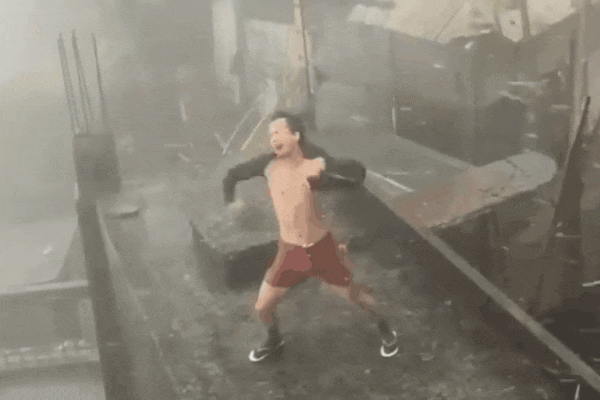 Chủ nhà kéo ghế đá, chậu cây khóa chặt ô tô đỗ trước cửa, phản ứng khi tài xế xuất hiện mới là cao trào-2