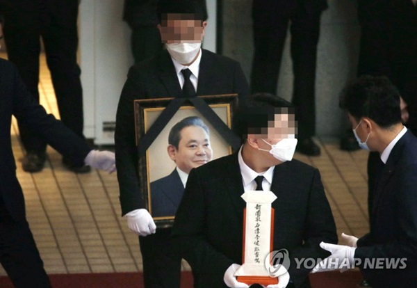 Lễ tang đưa tiễn chủ tịch Samsung về nơi an nghỉ cuối cùng: Gia quyến thất thần, chồng cũ cựu Á hậu Hàn Quốc cũng có mặt-1