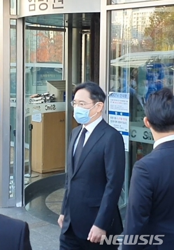 Lễ tang đưa tiễn chủ tịch Samsung về nơi an nghỉ cuối cùng: Gia quyến thất thần, chồng cũ cựu Á hậu Hàn Quốc cũng có mặt-3