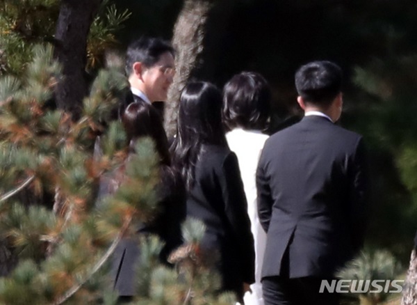 Lễ tang đưa tiễn chủ tịch Samsung về nơi an nghỉ cuối cùng: Gia quyến thất thần, chồng cũ cựu Á hậu Hàn Quốc cũng có mặt-13