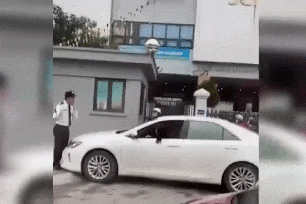 Bức xúc nữ tài xế xe sang cố tình đi lên vỉa hè, bị bảo vệ ngăn lại thì giở giọng năn nỉ: Cho em đi nốt lần này-1