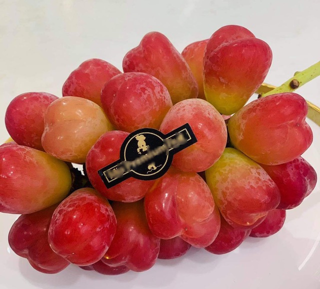 Nhà giàu Việt phát sốt với nho Nhật hình trái tim giá 2 triệu đồng/kg-2