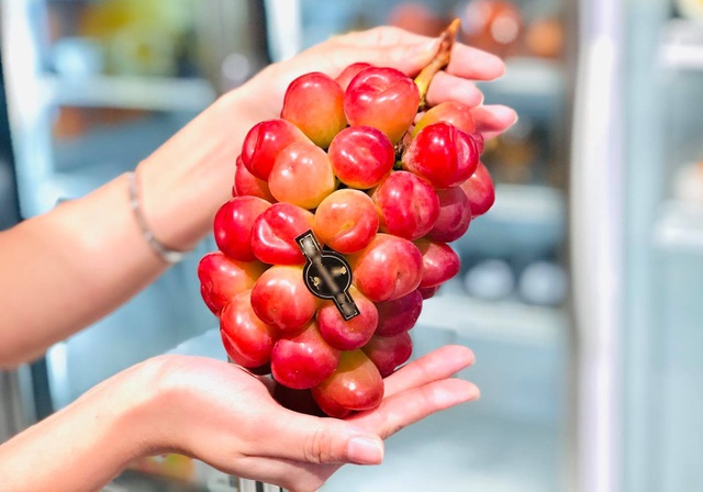 Nhà giàu Việt phát sốt với nho Nhật hình trái tim giá 2 triệu đồng/kg-1