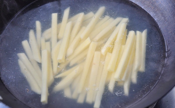 Chiên khoai tây bao năm không thể giòn, nhanh ỉu hóa ra là thiếu bước cơ bản này!-1