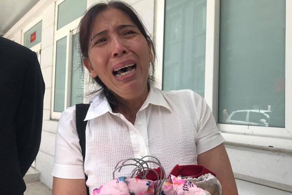 Xét xử vụ bé 3 tuổi bị mẹ ruột và bố dượng đánh đến tử vong: 2 bị cáo bật khóc, thay đổi lời khai, không thừa nhận bạo hành con-19