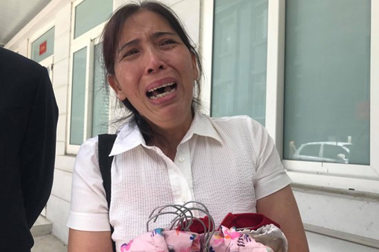 Vụ án mẹ đẻ, bố dượng bạo hành bé gái 3 tuổi tử vong: Cháu bị đối xử quá tàn nhẫn và độc ác mà tôi không hề hay biết