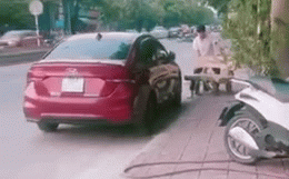 Chủ nhà kéo ghế đá, chậu cây khóa chặt ô tô đỗ trước cửa, phản ứng khi tài xế xuất hiện mới là cao trào-1