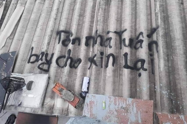 Ấm lòng cảnh người dân Huế dù đang cùng chịu ảnh hưởng bão số 9 vẫn gõ cửa từng chiếc xe xếp hàng trú bão để phát cơm ăn, nước uống miễn phí-3