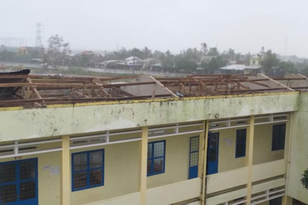 Giông lốc giật phăng mái trường học ở TP.HCM-10