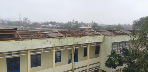 Trường học tan hoang, tốc mái, cây cối đổ la liệt chặn ngang lối đi khi bão số 9 ập đến-2