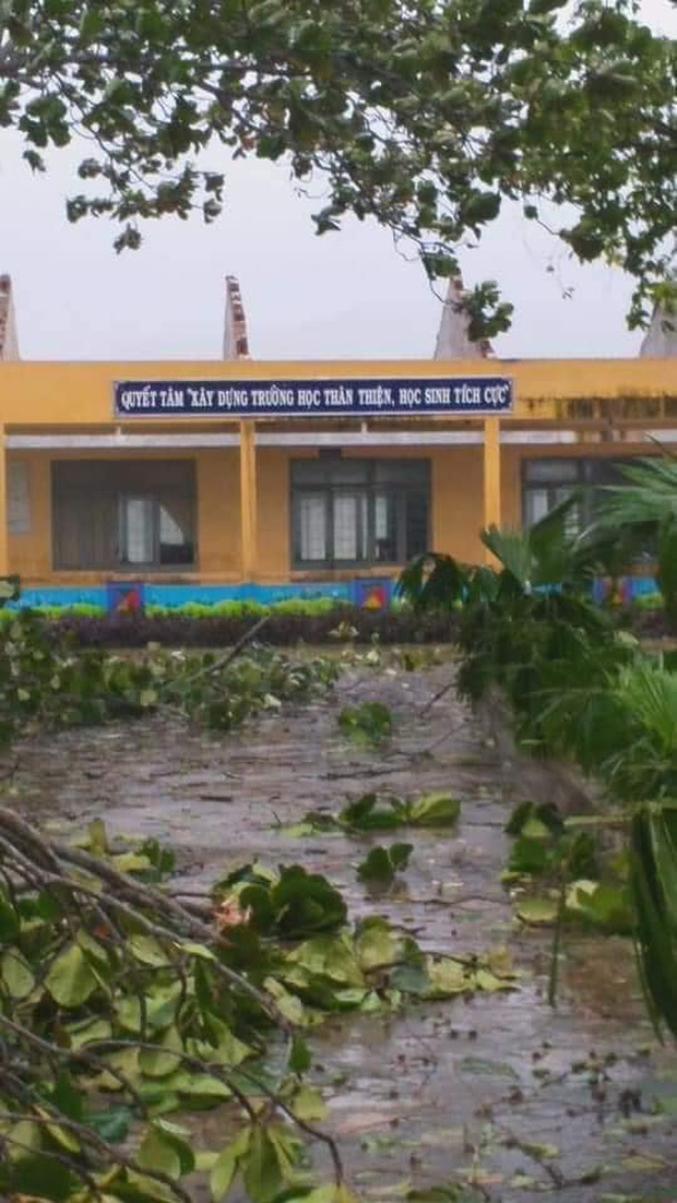Trường học tan hoang, tốc mái, cây cối đổ la liệt chặn ngang lối đi khi bão số 9 ập đến-6