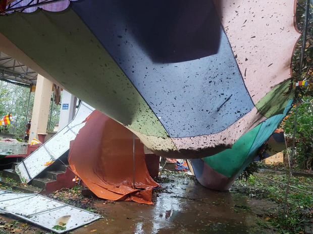 Trường học tan hoang, tốc mái, cây cối đổ la liệt chặn ngang lối đi khi bão số 9 ập đến-7