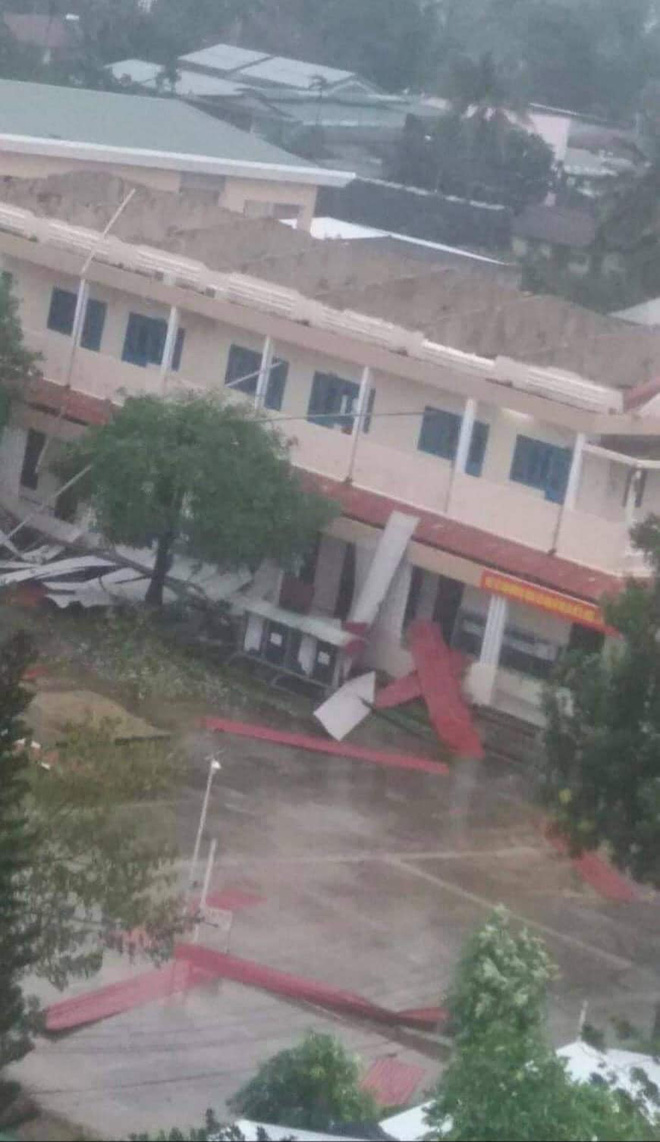 Trường học tan hoang, tốc mái, cây cối đổ la liệt chặn ngang lối đi khi bão số 9 ập đến-4