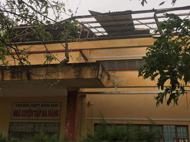 Trường học tan hoang, tốc mái, cây cối đổ la liệt chặn ngang lối đi khi bão số 9 ập đến-1
