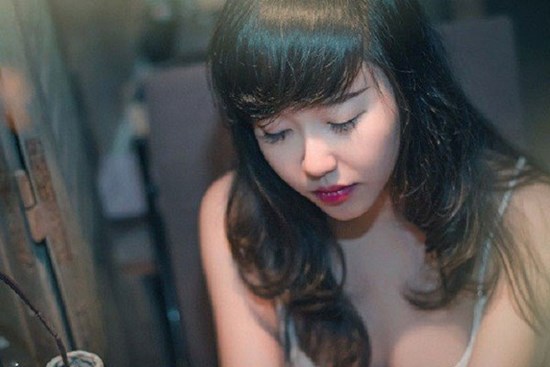 Đêm tân hôn, vừa nhìn thấy vết máu đỏ trên ga giường, chồng sầm mặt rồi đùng đùng đuổi tôi về nhà mẹ đẻ lúc 4 giờ sáng