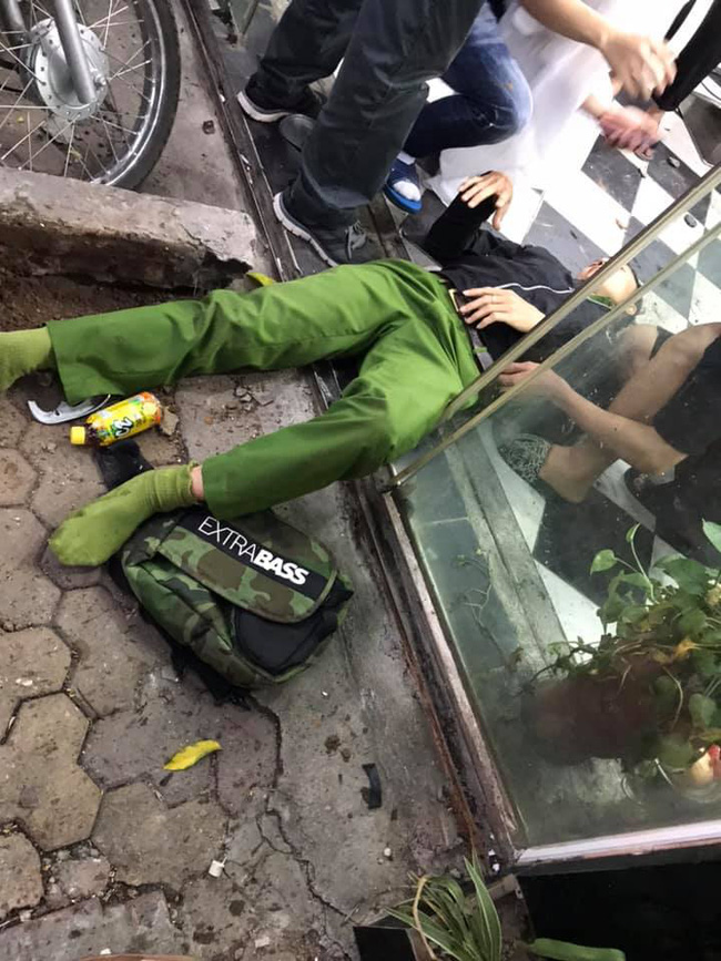 Hà Nội: Kinh hoàng ô tô điên mất lái hất văng người đi xe máy vào nhà dân ven đường-1