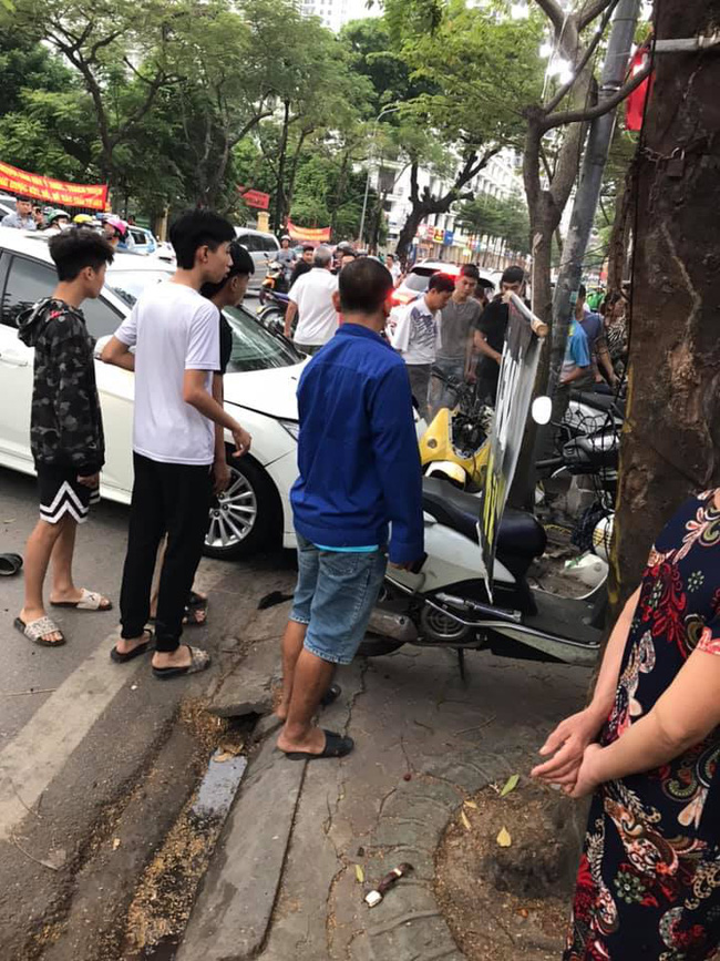 Hà Nội: Kinh hoàng ô tô điên mất lái hất văng người đi xe máy vào nhà dân ven đường-2