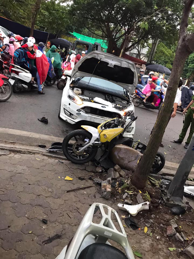 Hà Nội: Kinh hoàng ô tô điên mất lái hất văng người đi xe máy vào nhà dân ven đường-3