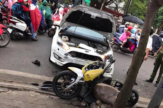 Hà Nội: Kinh hoàng ô tô 