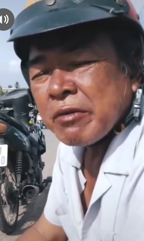 Người đàn ông ngồi giữa cầu nhậu một mình và khi được hỏi nguyên do, đã trả lời một câu khiến người nghe thắt lòng vì quá xúc động-1