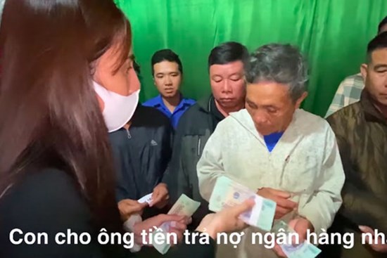 Thủy Tiên lần đầu lên tiếng về quyết định táo bạo rút 200 triệu trong tích tắc để cứu trợ cụ ông nghèo ở Hà Tĩnh, đến Công Vinh còn bất ngờ