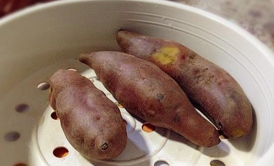 Hấp khoai lang đừng cho thẳng vào nồi, thêm bước nữa khoai ngon ngọt hơn nhiều-1