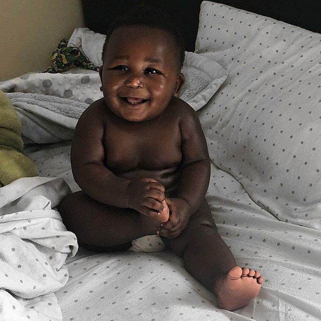 Em bé da đen đẹp nhất - Hãy xem hình ảnh em bé da đen đẹp nhất mà bạn từng thấy! Bé trông rất tự tin và tươi cười. Bạn sẽ bị cuốn hút bởi sắc tố da đen đẹp và nụ cười tươi sáng của bé.