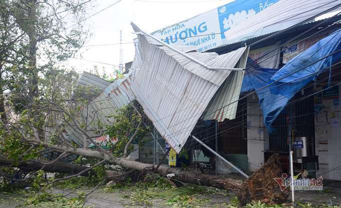 Sau bão số 9, đường phố Đà Nẵng, Quang Nam tan hoang không ngờ-5
