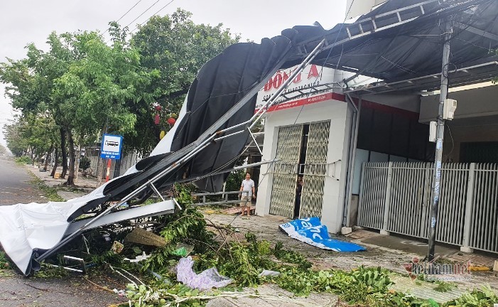 Sau bão số 9, đường phố Đà Nẵng, Quang Nam tan hoang không ngờ-11