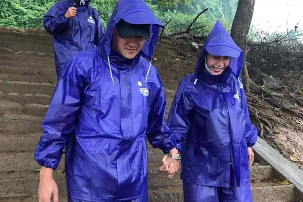 Từ sáng sớm, vợ chồng Công Vinh - Thủy Tiên đã tất bật đi rút tiền để hỗ trợ cho bà con Quảng Bình-4