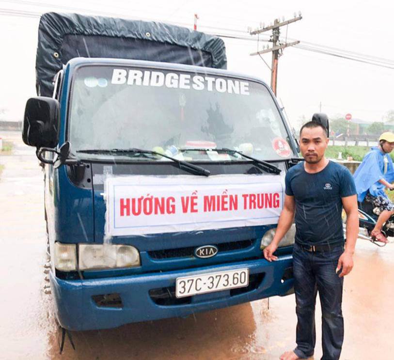 Người đàn ông Nghệ An 2 lần làm người hùng mùa mưa lũ, lần 1 phát 5.000 thùng mì, lần 2 cứu người tai nạn dù trong túi chỉ có 5 triệu đồng-3