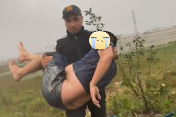 Nghẹn lòng khoảnh khắc trẻ em vùng lũ ngấu nghiến nhai từng chiếc bánh chưng cứu trợ: Quần áo, mặt mũi vẫn còn lấm lem-10