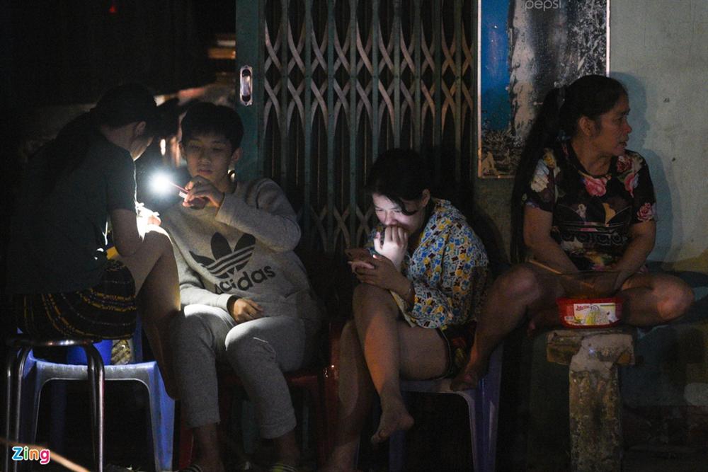 Thành phố Quảng Ngãi tối mịt sau bão số 9-2